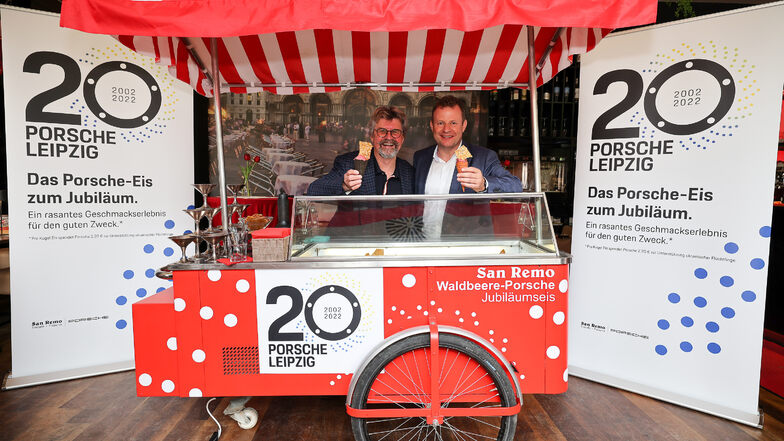 Gelatiere Francesco Tavano (r.) und Porsche-Werksleiter Gerd Rupp präsentieren in Leipzig Jubiläumseis zum 20. Geburtstag.