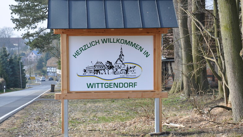 In Wittgendorf stehen seit Kurzem große Willkommensschilder - pünktlich vor der 700-Jahr-Feier.