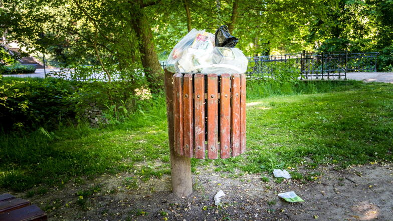 Sogenannter fliegender Müll ist in Radeberg vor allem rund um den Bahnhof ein Problem.