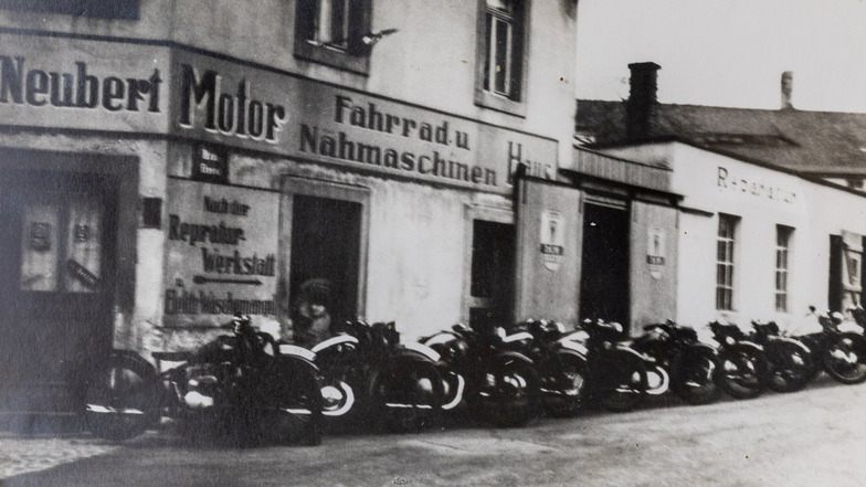 In der 1930ern wurde Zweirad-Neubert gegründet. Lange verkaufte und reparierte das Unternehmen auch Motorräder. Hier eine Aufnahme aus der Kriegszeit.