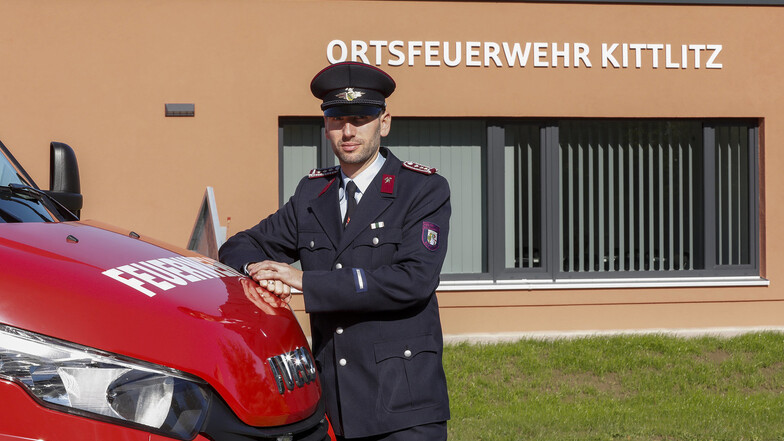Lars Gumbert steht vor dem neuen Feuerwehrdepot in Kittlitz.
