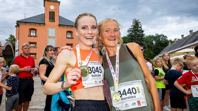 Die schnellsten Frauen: Franziska Kranich (re.) legte die 8,8 Kilometer von der Königsteiner Innenstadt hinauf zur Festung in 41:17 Minuten zurück. Nur 41 Sekunden später kam Nathalie König ins Ziel.