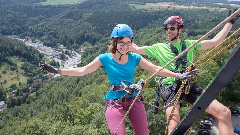 Angst durfte man beim Abseilen aus 40 Meter Höhe von der Festungsmauer nicht haben. Hier versucht es Anne (28) aus Hoyerswerda mit Hilfe von Industriekletterer Heiner Wünsch.