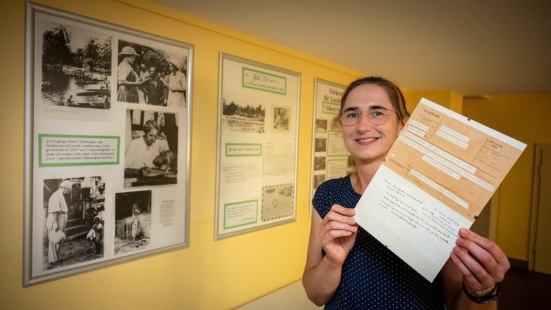 Sandra Grundmann, die stellvertretende Leiterin der Albert-Schweitzer-Lernförderschule, zeigt ein besonderes Telegramm. Das haben die Roßweiner vor 60 Jahren vom Namensgeber der Einrichtung aus Afrika bekommen.