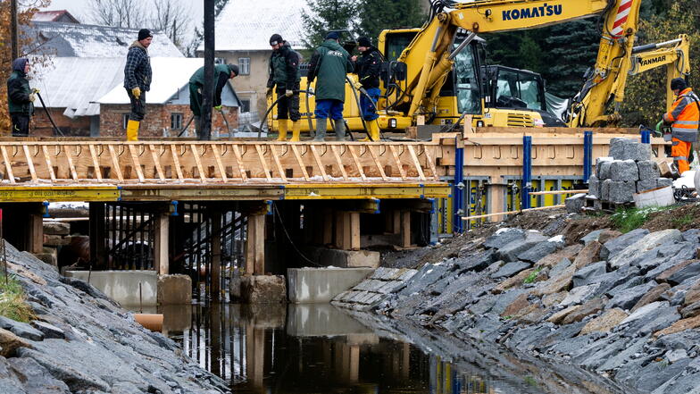 Brückenbau am Mühlendamm in Wölkau: Noch vor dem ersten Schnee ist die neue Brücke über das Silberwasser betoniert worden.