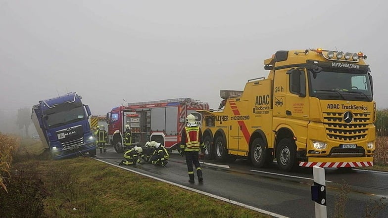 Der Lkw sank in den feuchten Boden ein.