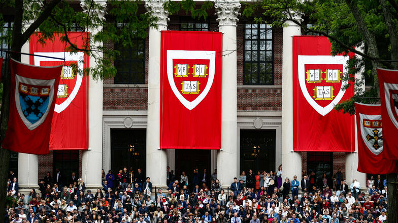 Studierende verfolgen Ende Mai 2019 die Rede von Bundeskanzlerin Merkel (CDU) in der Harvard Universität.