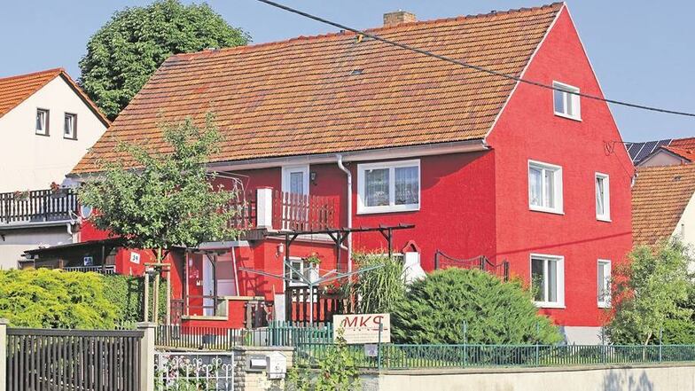 Ein kräftiges Rot schmückt dieses Haus an der Langebrücker Hauptstraße.