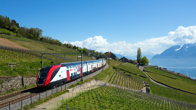 Der Doppelstock-Expresszug am Lac Leman in der Schweiz, der von Bombardier in Görlitz und Villeneuve produziert wird.