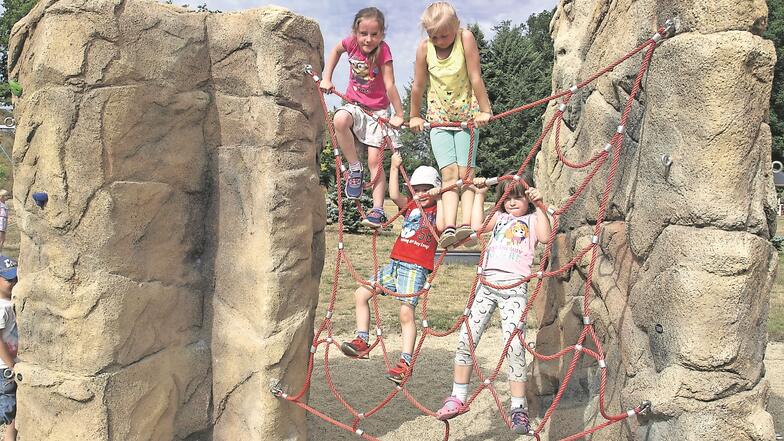 Die Kinder von der Krauschwitzer Kita „Sonnenstrahl“ haben sich nach Inbetriebnahme der neuen Seilbahn ausgiebig auf dem Spielplatz ausgetobt.