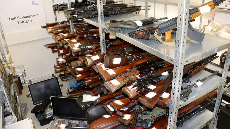 Ein Waffenarsenal mit 270 Waffen liegt in einer Kammer beim Zollfahndungsamt. Entdeckt wurden die Zivil- und Kriegswaffen bei einem Jäger in einem Privathaus.