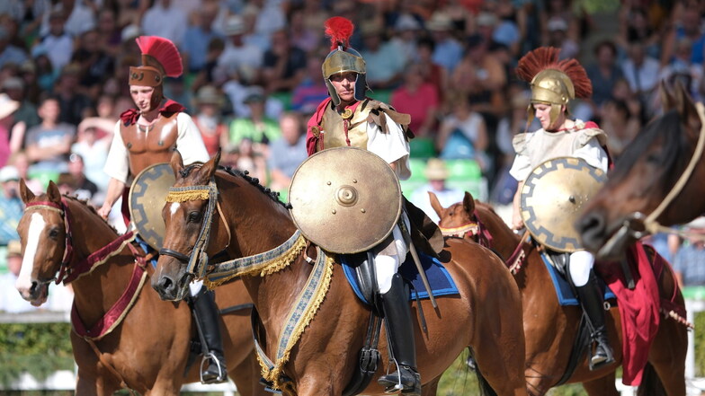 Darsteller in römischen Gewändern reiten bei den Moritzburger Hengstparaden.