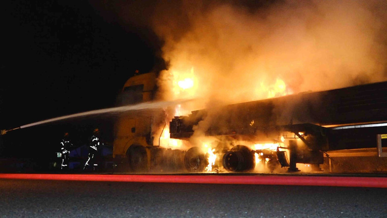 Der Lkw stand in Flammen, als die Feuerwehr eintraf.