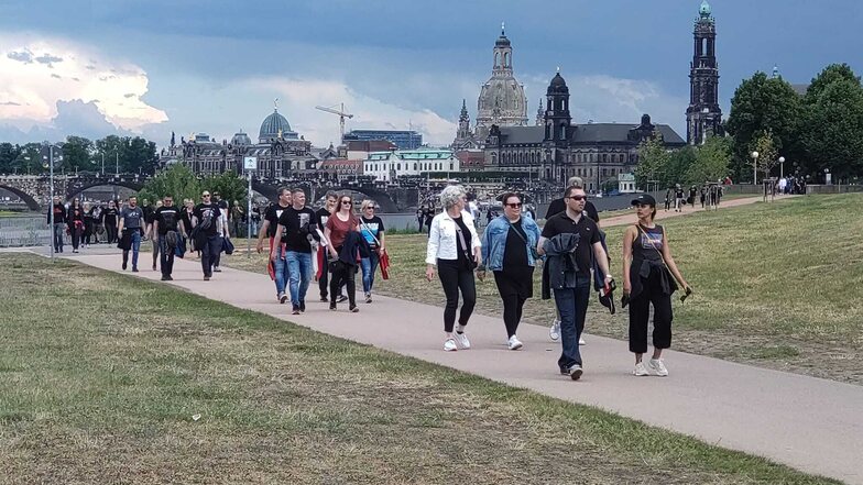 Rammstein in Dresden: Fans pilgern Richtung Rinne zum Konzertstart
