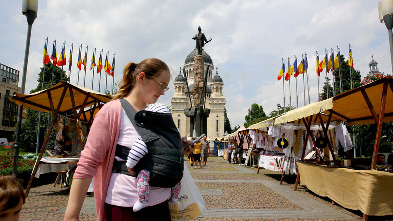 Mutter mit Kind in Cluj. Junge Leute und Familien bestimmen das Stadtbild.