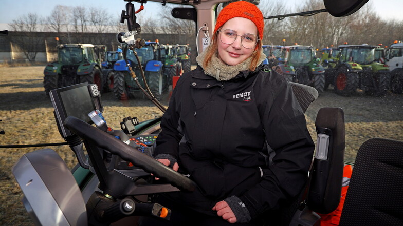 Julia Kracht vom Landwirtschaftsbetrieb Kracht in Robschütz bei der Mittagspause in Mehltheuer. Die Familie ist mit zwei Traktoren beim Korso dabei.