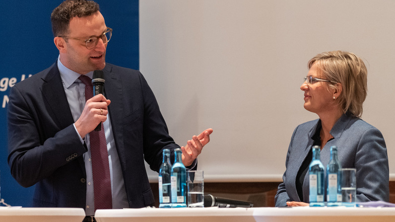 Jens Spahn spricht neben Barbara Klepsch (CDU), Gesundheitsministerin von Sachsen, in der Dreikönigskirche während der Veranstaltung "Gesund leben in Dresden".
