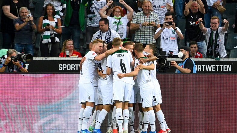 Mönchengladbachs Spieler jubeln vor den Fans über Pleas Treffer zum 1:0.