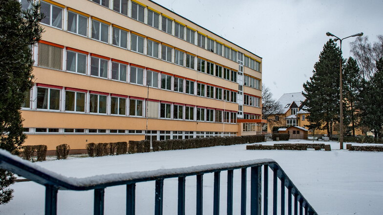 Die Grundschule „Am Weinberg“ soll spätestens im Oktober 2023 wieder genutzt werden können.