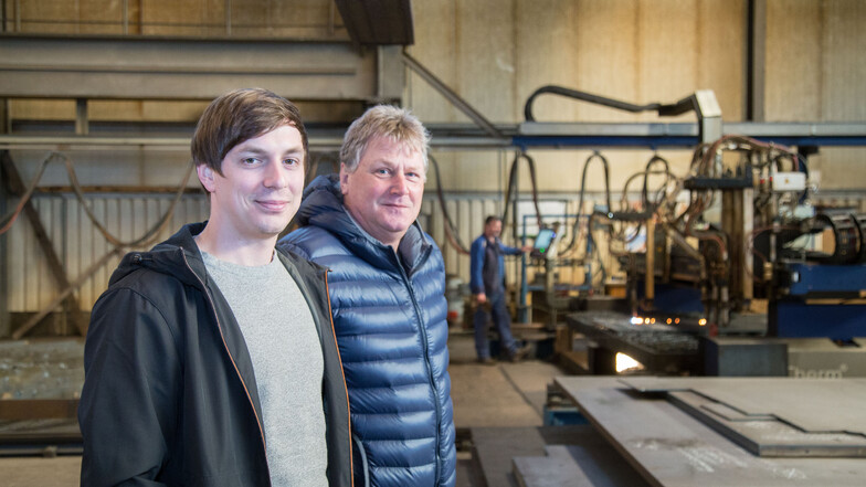 Neustart im Nieskyer Stahlbau: Philipp Hänel (links) steht als Geschäftsführer an der Spitze der Stahl Technologie Niesky GmbH. Um die Produktion vor Ort kümmert sich Frank Sommer.