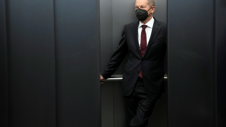 1Olaf Scholz, SPD-Kanzlerkandidat und Bundesminister der Finanzen, steht nach einem Statement nach den Sondierungsgesprächen von SPD, FDP und Grünen in einem Fahrstuhl.