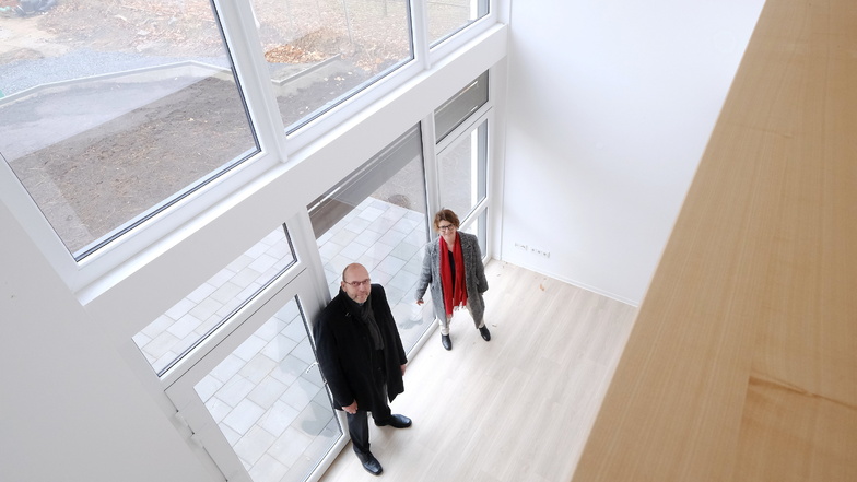 Blick von der Galerie: SEEG-Geschäftsführerin Birgit Richter und Oberbürgermeister Olaf Raschke im Erdgeschoss der neuen Reihenhäuser.