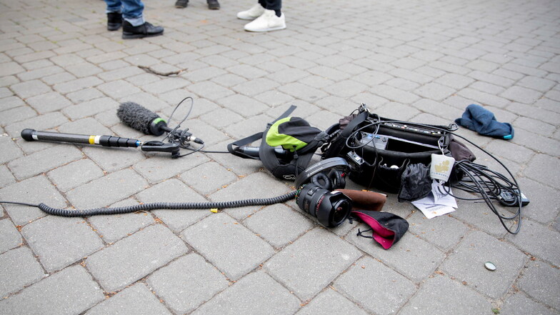 Die Ausrüstung eines Kamerateams liegt nach einem Übergriff auf dem Boden.