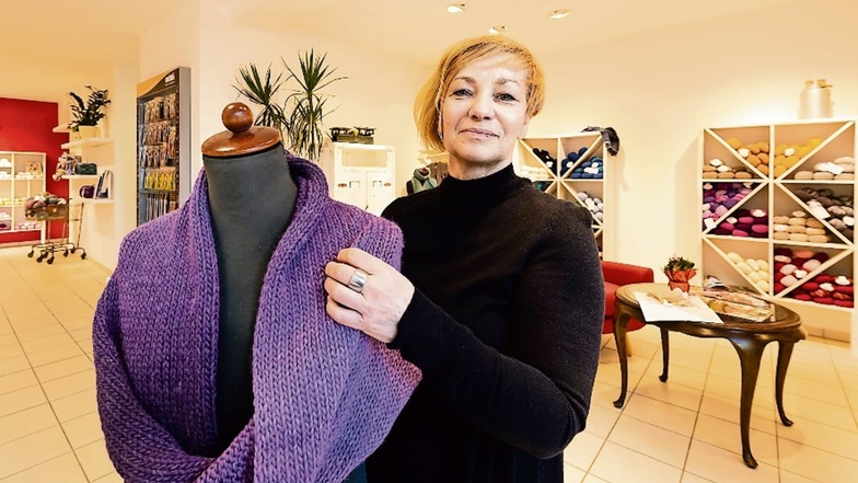 Gabriele Pfeiffer hat mit ihrem neuen Wollgeschäft ein Eldorado für Strickfans geschaffen. Sie möchte nicht nur Wolle und Co. verkaufen, sondern auch ihr Handarbeits-Wissen weitergeben. Der Bedarf ist da, weiß die 56-Jährige. Denn sie habe schon entsprech