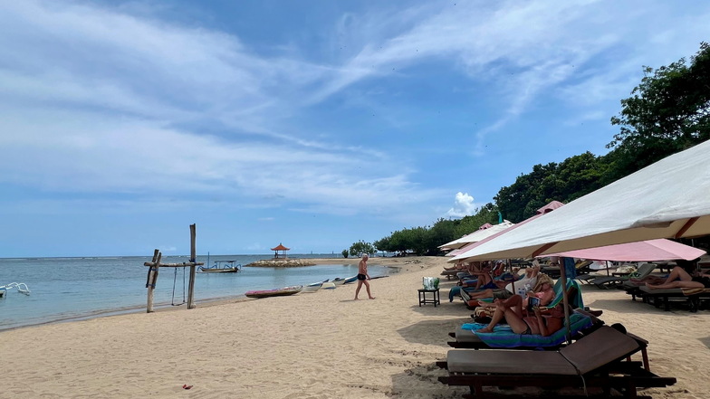 Touristen am Strand von Sanur: Bali hat eine viel diskutierte "Tourism Tax" eingeführt.