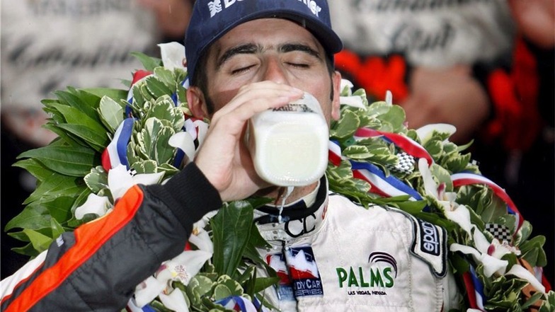 Der Sieger bekommt im Ziel stets ein Glas Milch gereicht. So wie der Schotte Dario Franchitti bei seinem Erfolg im Jahr 2007.