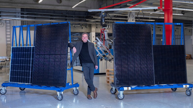 Die ersten Bausteine: Geschäftsführer Wilhelm Stein in der Produktionshalle von Sunmaxx PVT verbindet Fotovoltaik und Wärmegewinnung.