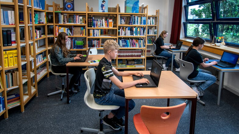 Die Bibliothek bietet Schülern ebenfalls Platz für Arbeiten an den neuen Laptops.
