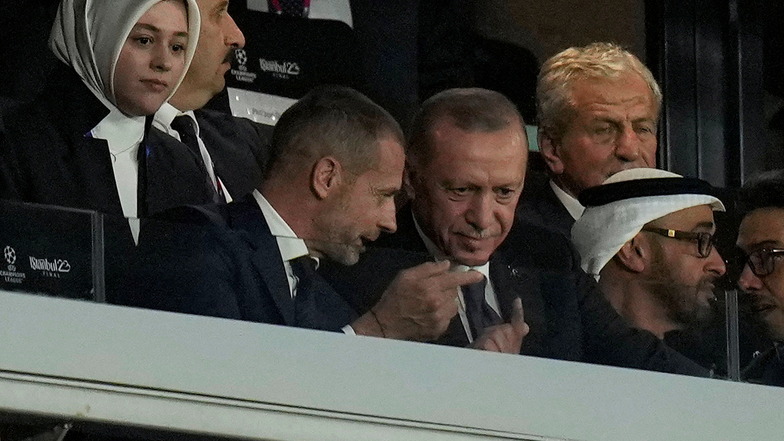Auf der Tribüne verfolgten zahlreiche Ehrengäste, allen voran der türkische Staatschef Recep Tayyip Erdogan.