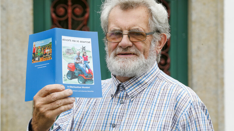 Johannes Kletschka mit dem Mundartbuch für Kinder.