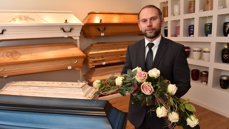 Tino Süße, Bestatter im Bestattungshaus am Sachsenplatz in Freital, arbeitet seit 2009 in seinem Traumberuf.