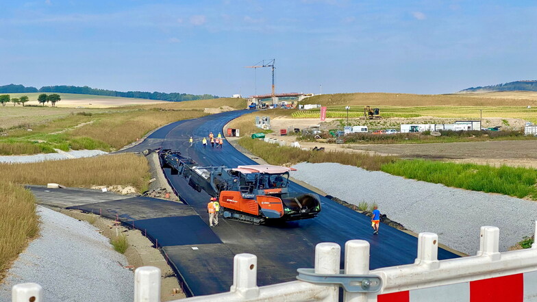 Die zweite Brücke (im Hintergrund) ist ab April 2024 ein Vierteljahr lang für den Busverkehr gedacht, ehe die verlegte Ortsverbindung zwischen Oberseifersdorf und Mittelherwigsdorf über die Brücke "Ü4" in Betrieb genommen werden kann.