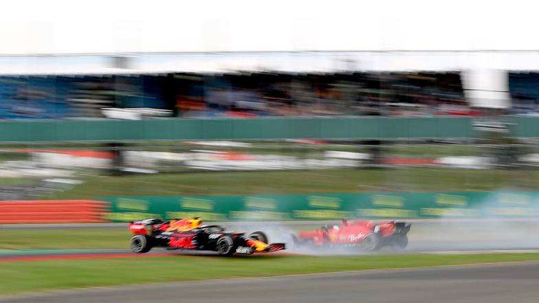 Sebastian Vettel und Max Verstappen kollidieren auf der Rennstrecke in Silverstone.