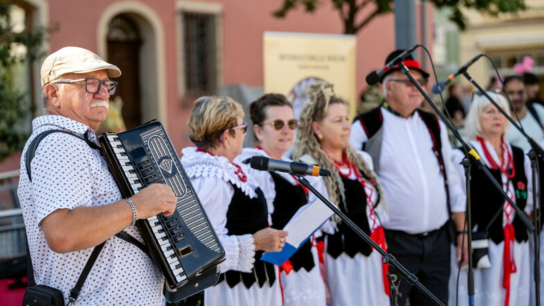 Das polnische Ensemble "Rozmaryn" unterhielt das Publikum beim Fest der Begegnung auf dem Kornmarkt in Bautzen musikalisch.