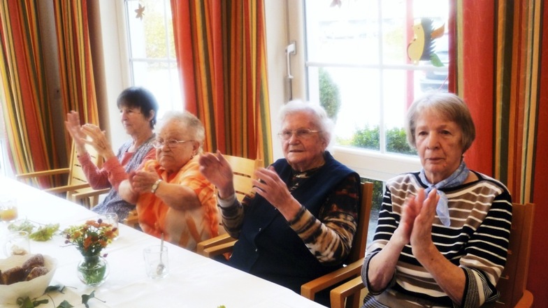 Die Bewohnerinnen Karin Hiersemann, Lucie Bahlo, Hedwig Fentner und Karin Ettrich (von links nach rechts) feiern Herbstfest im Kursana-Domizil Weißwasser.