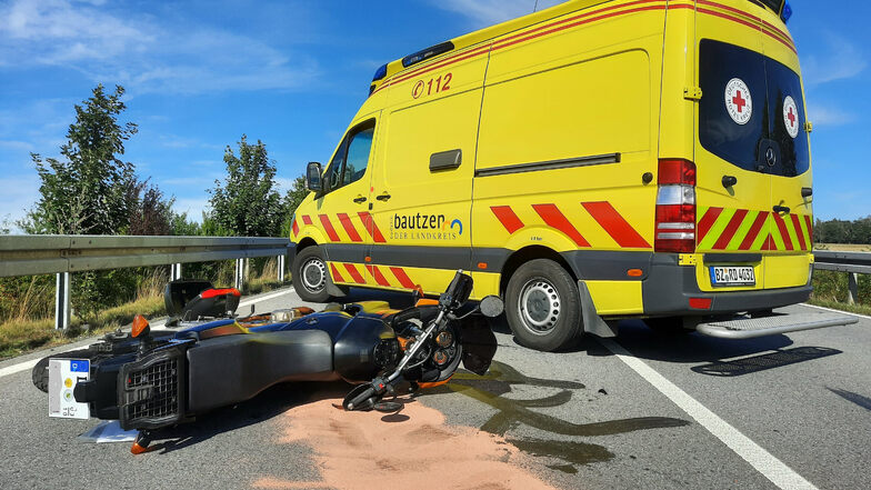 Ein Motorradfahrer stürzte am Donnerstagnachmittag am Kreisverkehr am Eierberg bei Pulsnitz.