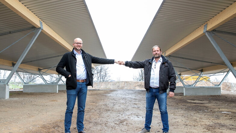 Die beiden Geschäftsführer David Riedrich (links) und Torsten Freudenberg stehen auf dem künftigen Parkplatz der Firma. Das Besondere: die Dächer der Carports sind mit Solarzellen bestückt.