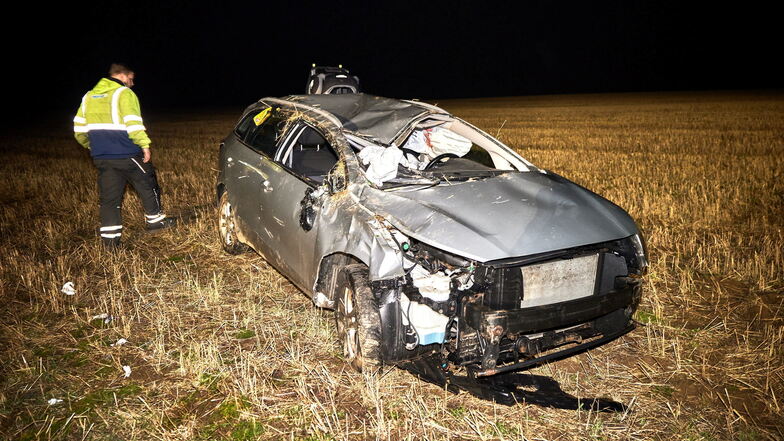 Weit ab von der Straße landete dieser Kia auf einem Feld. Bei dem Unfall in der Nähe von Dippoldiswalde wurde ein Mensch verletzt.