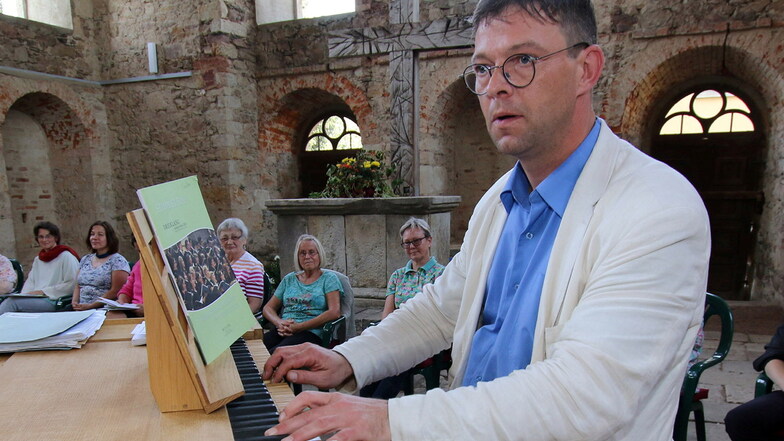 Kantor Rene Michael Röder in seinem eigentlichen Element: Im September spielte er auf der mobilen Orgel in der Sommerkirche Mochau.