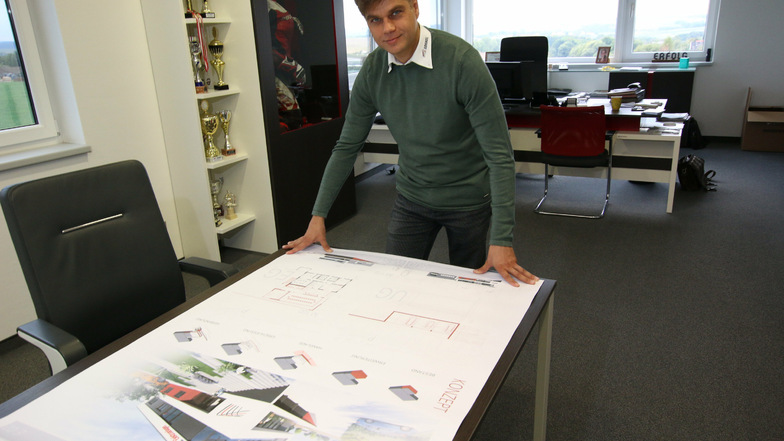 Firmenchef Rico Söhnel mit den Entwürfen des Architekturbüros Zache für die Erweiterung des Stammsitzes in Roßwein. 