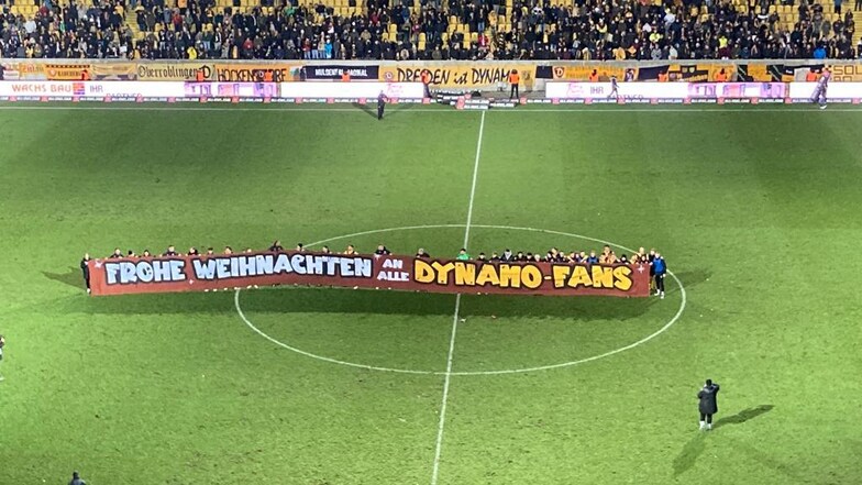 Nach Abpfiff hissen die Dresdner Spieler ein Banner und verabschieden sich im letzten Heimspiel des Jahres 2023 von den Fans.