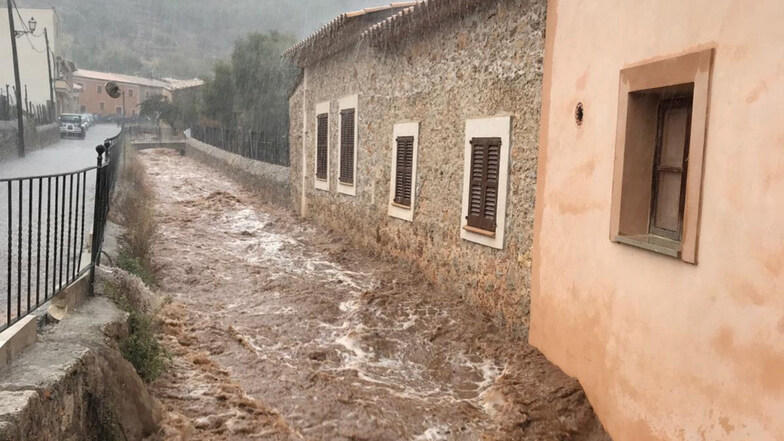 Blick auf den durch Unwetter und Regenfälle angeschwollenen Bach Sa Mosquera, der durch Selva auf Mallorca fließt.