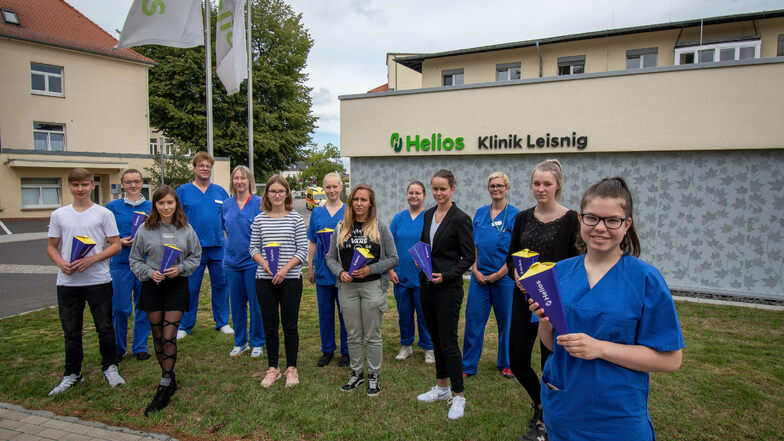 In der Helios-Klinik Leisnig haben sechs Lehrlinge eine Ausbildung zur Pflegefachfrau/-mann begonnen, und vier junge Frauen schnuppern in einem Freiwilligen Sozialen Jahr in den Beruf hinein.