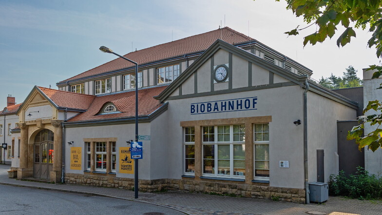 Die Deutsche Bahn hatte das Empfangsgebäude des Bahnhofs Dresden-Klotzsche 2013 an Gerhard Probst verkauft - oder das, was von ihm übrig war. Nach der Sanierung beherbergt es auch einen Bioladen, eine Fahrradwerkstatt und ein Restaurant.