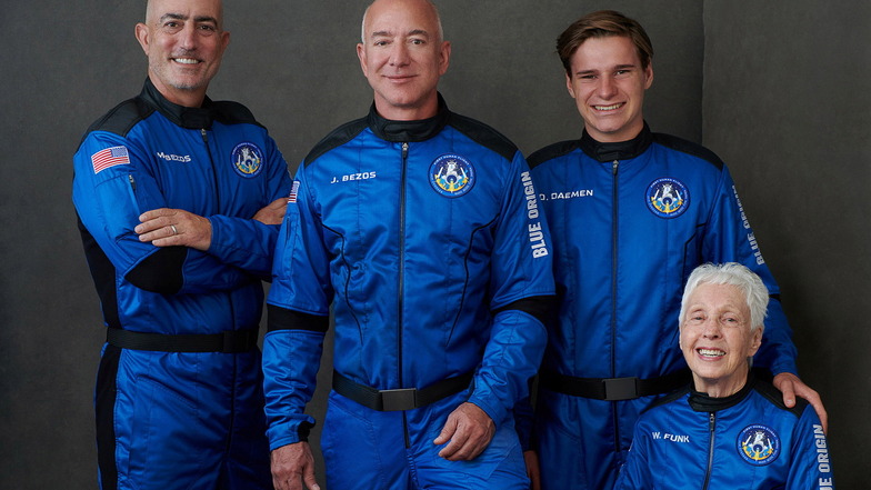 Jeff Bezos (Mitte) zusammen mit seinen Blue Origin-Besatzungsmitgliedern: Links neben ihm sein Bruder Mark, die 82-jährige frühere US-Pilotin Wally Funk und der 18-jährige Oliver Daeme.