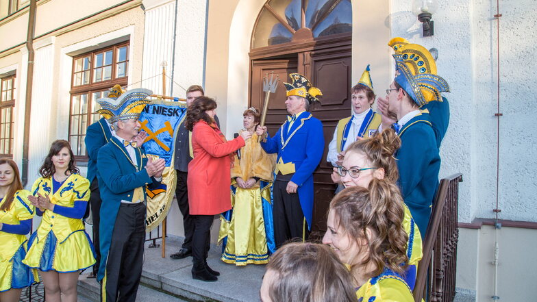 Ein Foto von vor zwei Jahren: Oberbürgermeisterin Beate Hoffmann übergibt den Rathausschlüssel den Nieskyer Narren. Wie vergangenes Jahr muss auch in diesem die Zeremonie ausfallen.